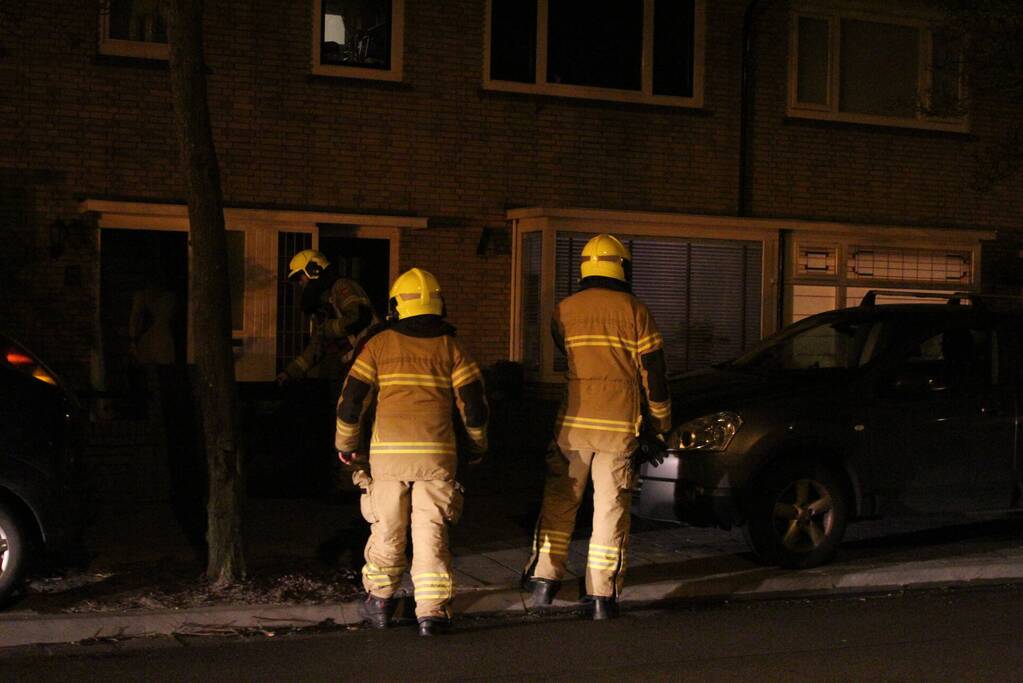 Brandweer zet straat af na loswaaien van van dakpannen