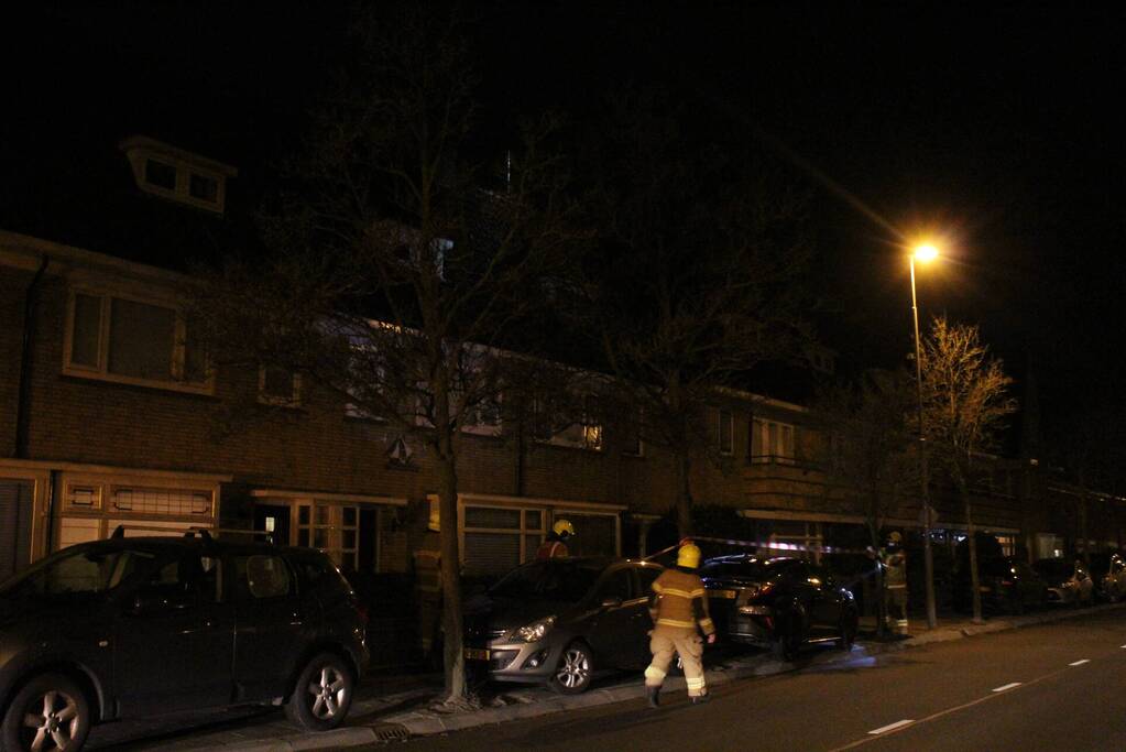 Brandweer zet straat af na loswaaien van van dakpannen