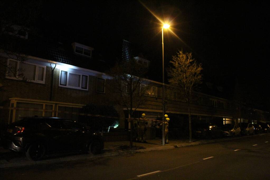 Brandweer zet straat af na loswaaien van van dakpannen