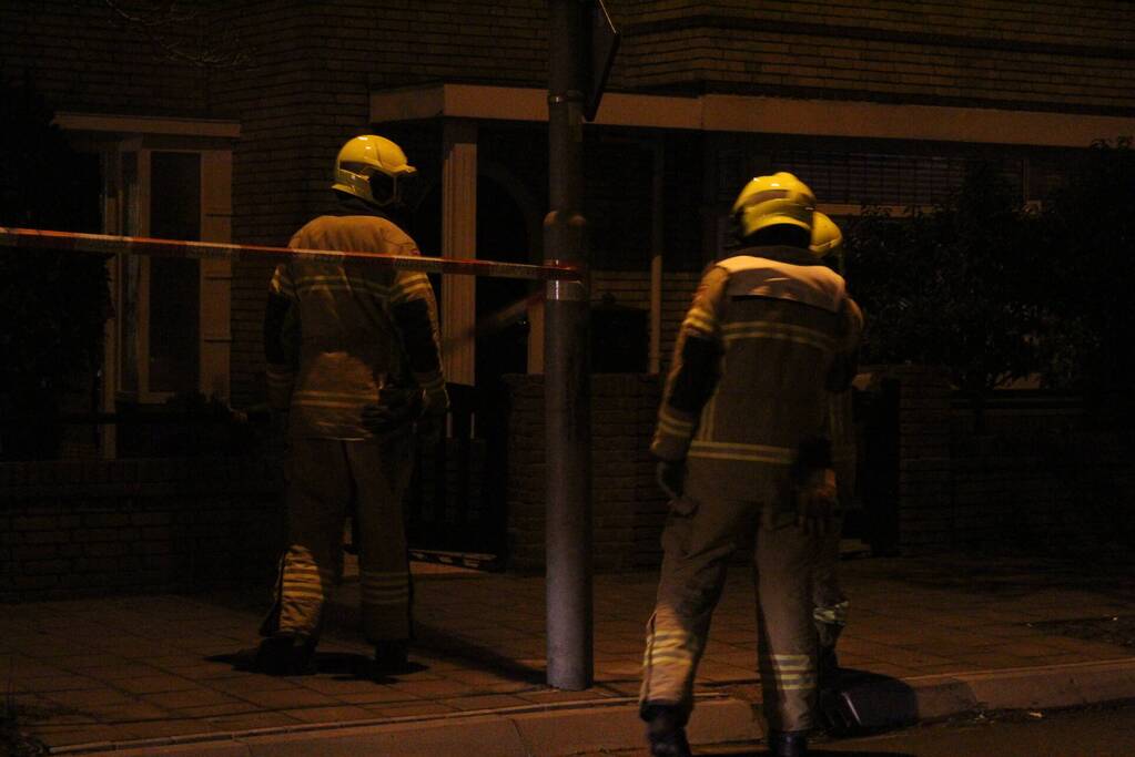 Brandweer zet straat af na loswaaien van van dakpannen