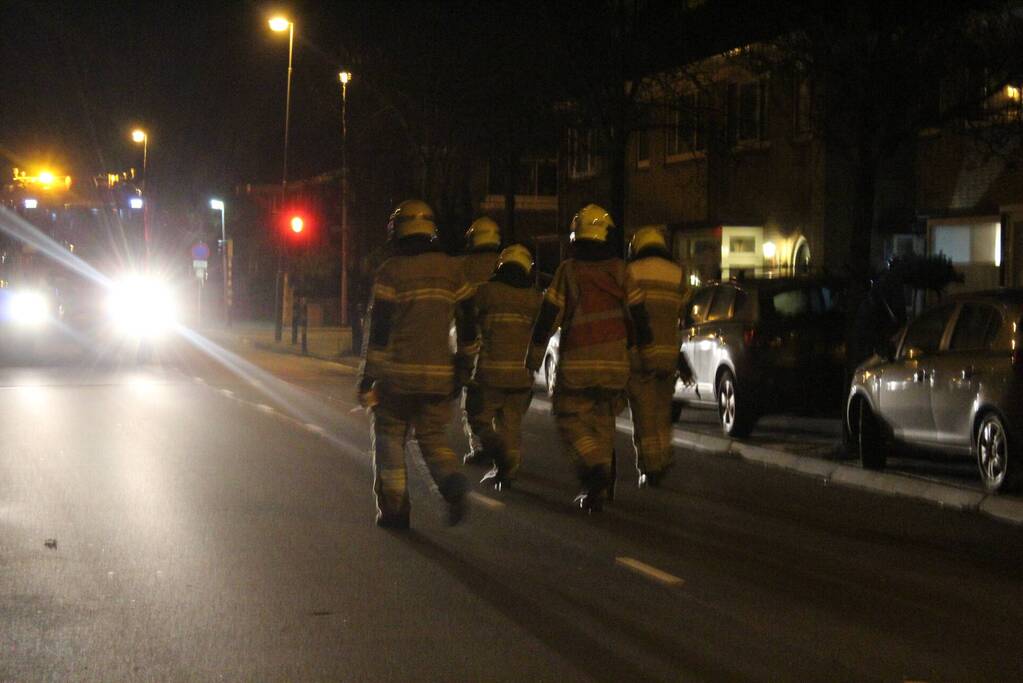 Brandweer zet straat af na loswaaien van van dakpannen