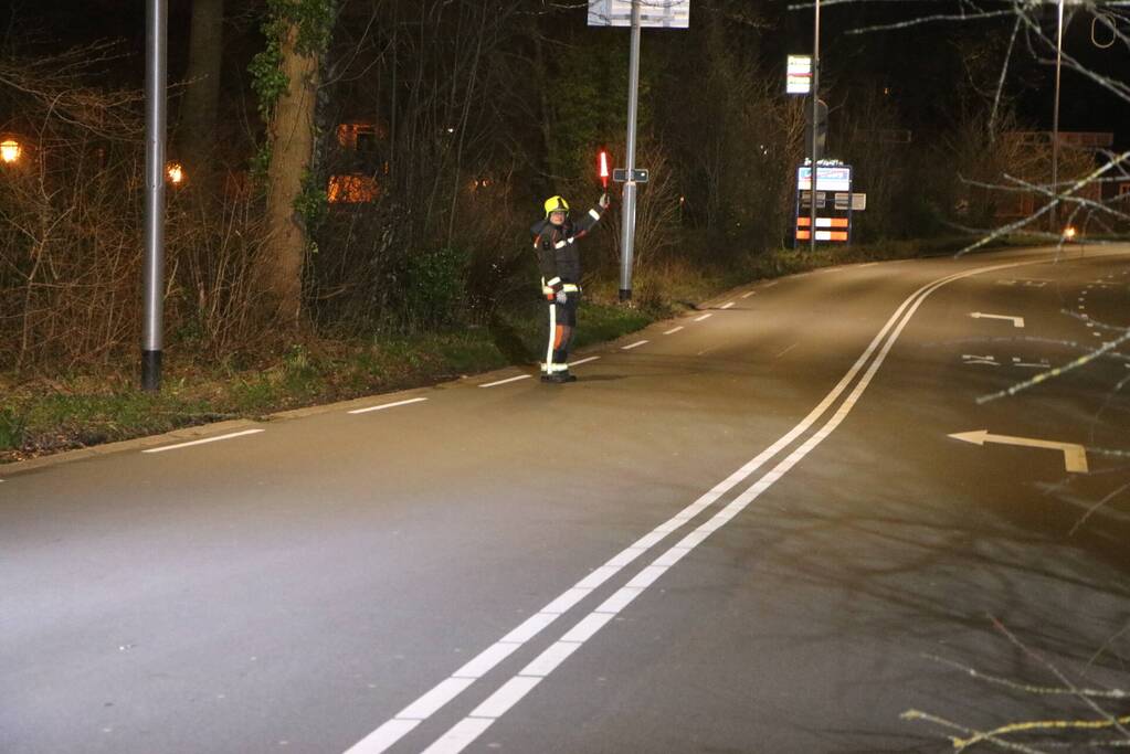 Omgevallen boom blokkeert weg