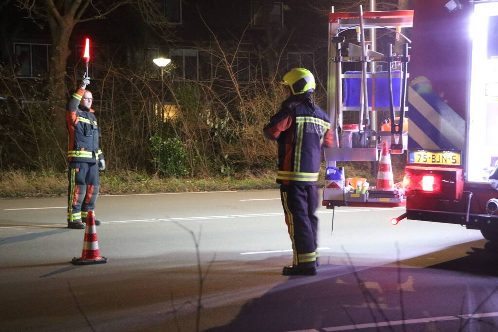 Omgevallen boom blokkeert weg