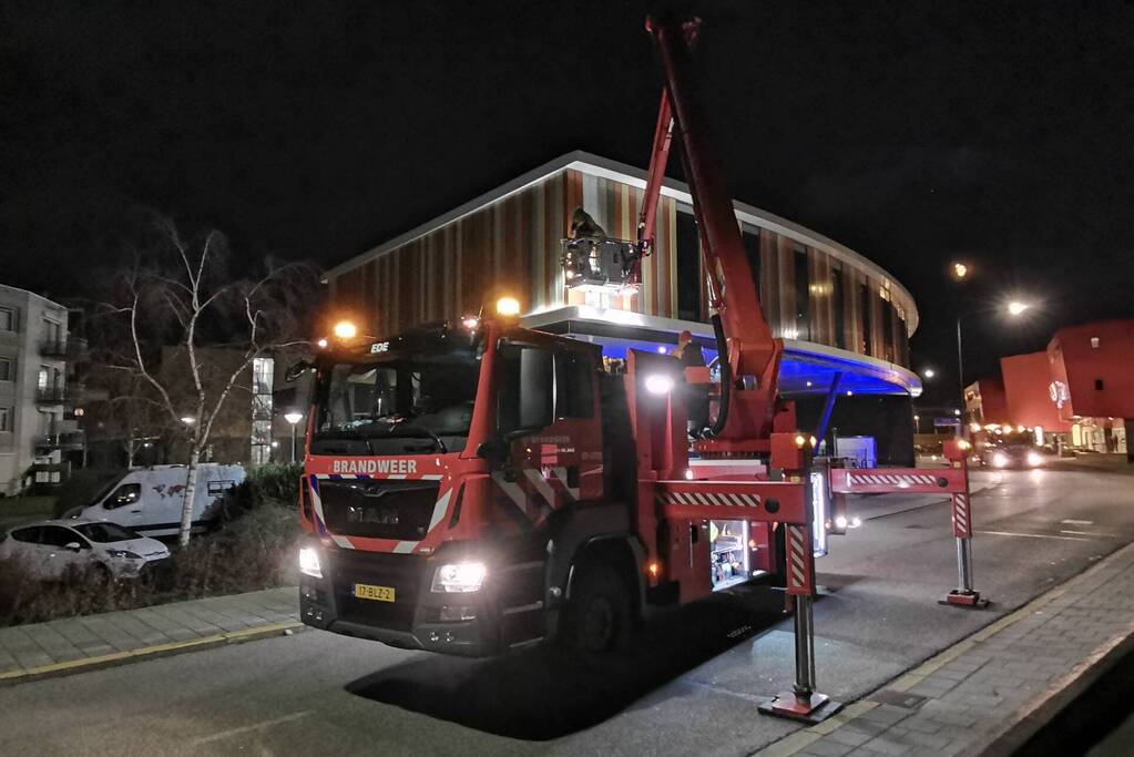 Brandweer verwijdert loshangende geveldelen
