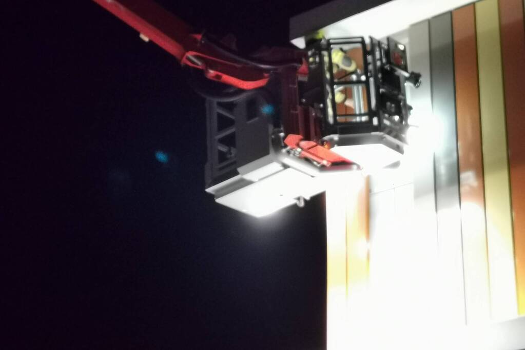 Brandweer verwijdert loshangende geveldelen