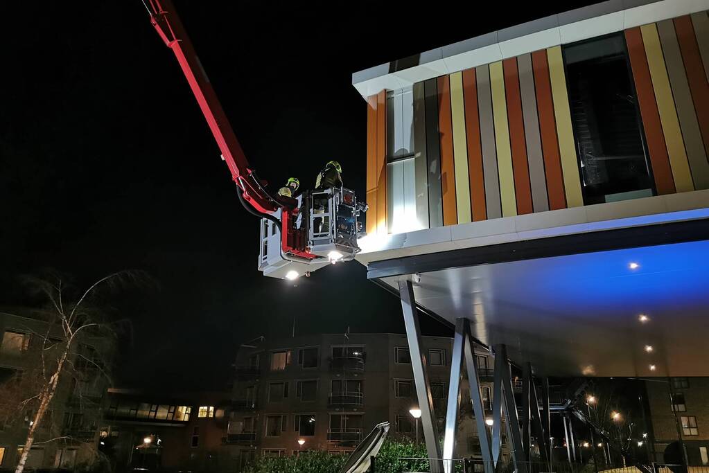 Brandweer verwijdert loshangende geveldelen