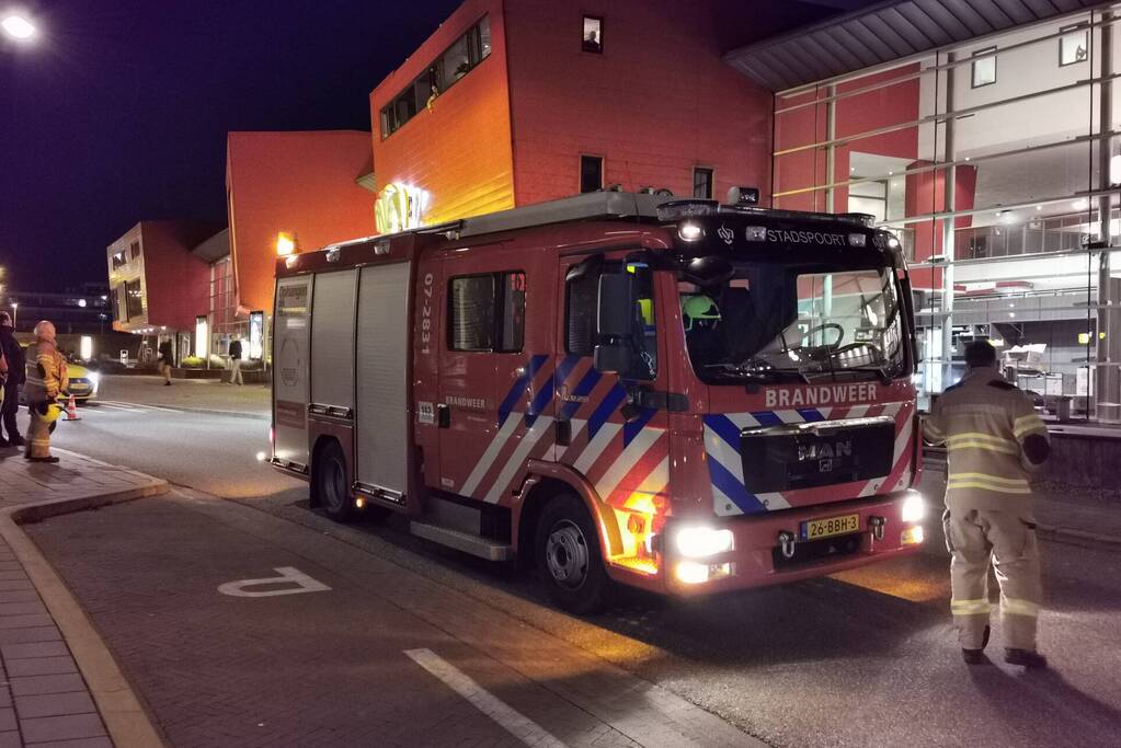 Brandweer verwijdert loshangende geveldelen