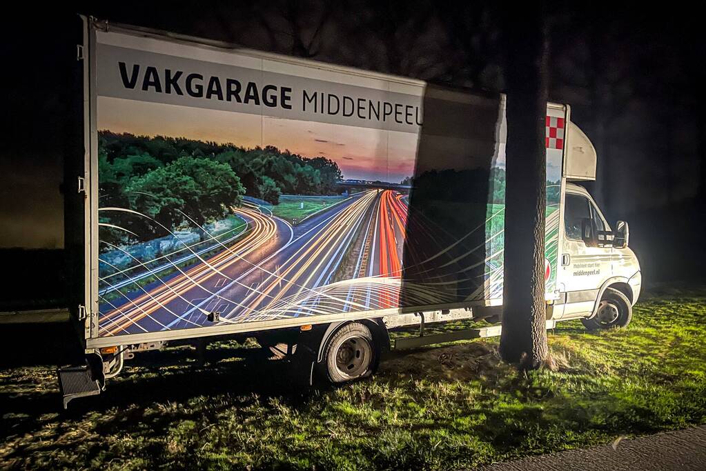 Bestuurder parkeert bakwagen tegen boom