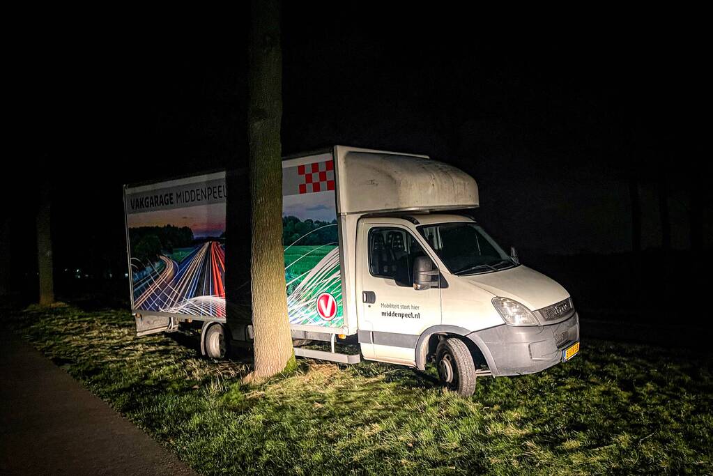 Bestuurder parkeert bakwagen tegen boom
