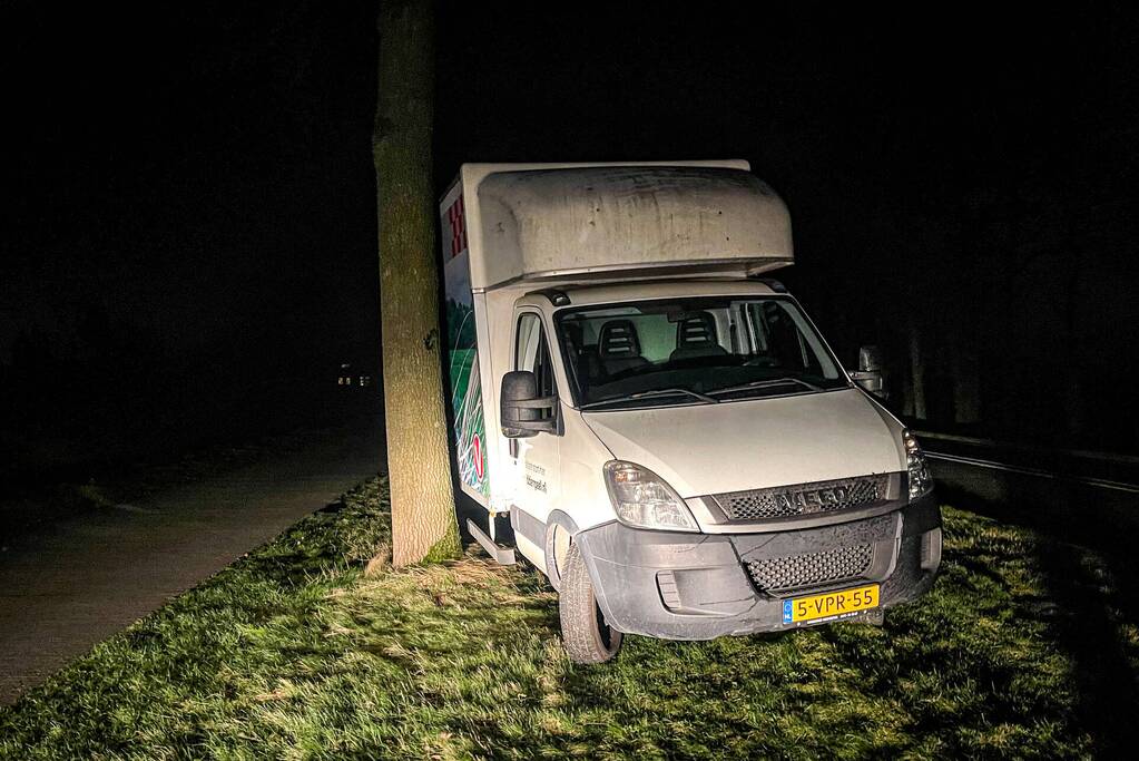 Bestuurder parkeert bakwagen tegen boom