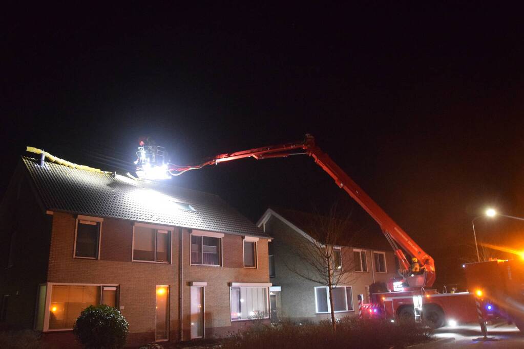 Nok waait van dak van woning