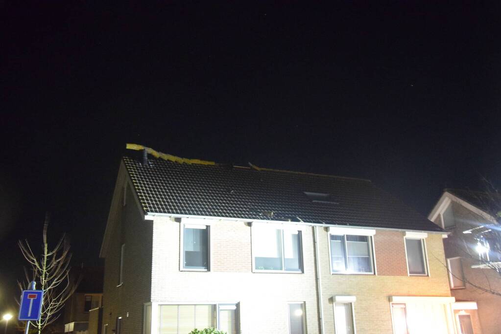 Nok waait van dak van woning