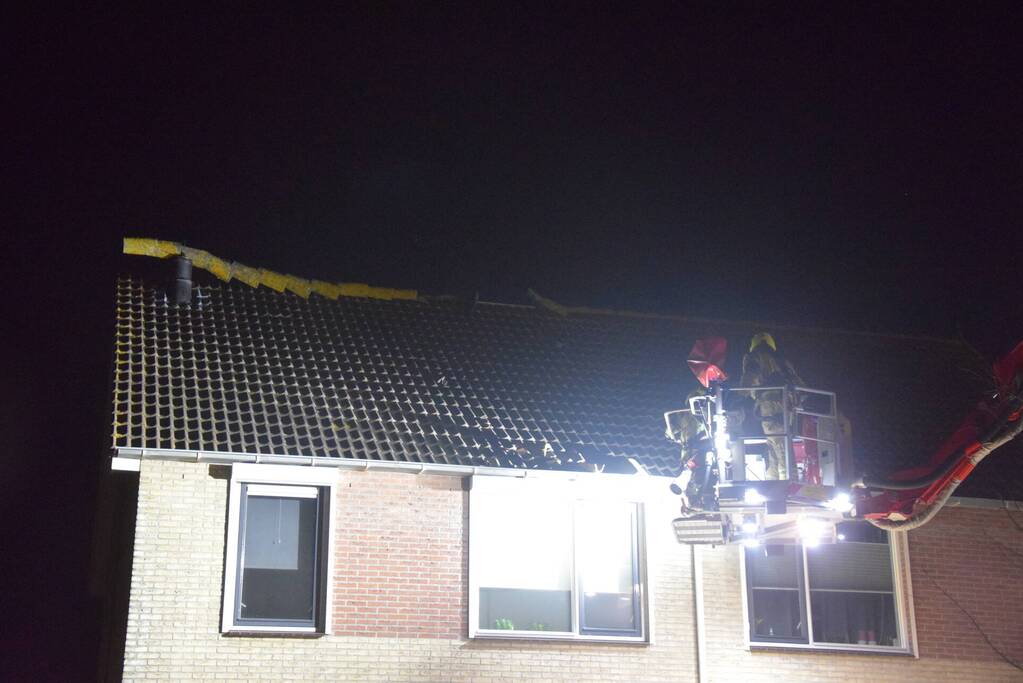 Nok waait van dak van woning