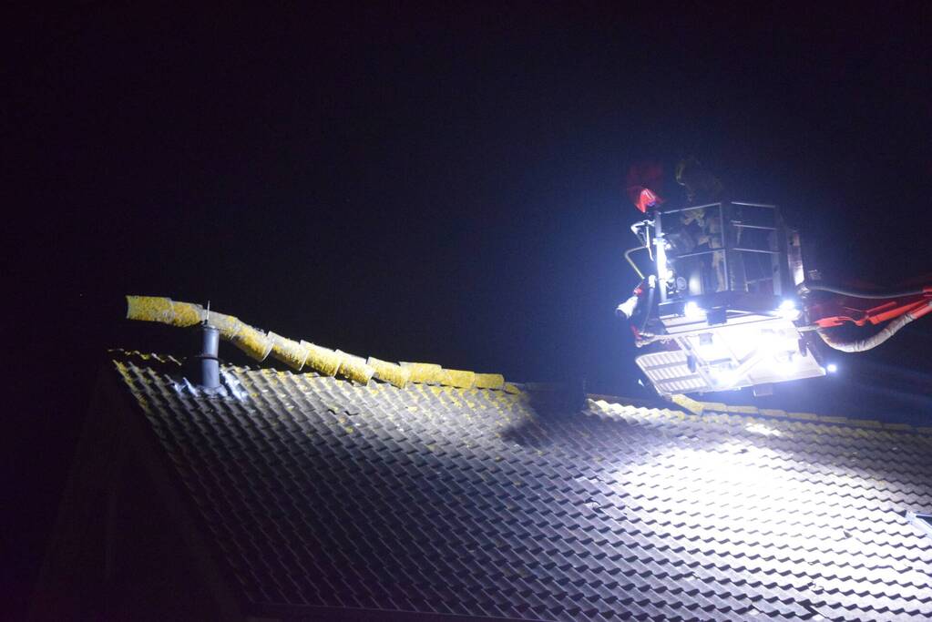 Nok waait van dak van woning