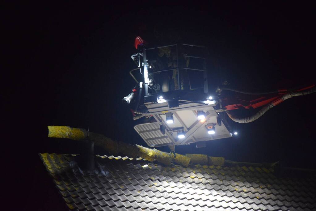 Nok waait van dak van woning