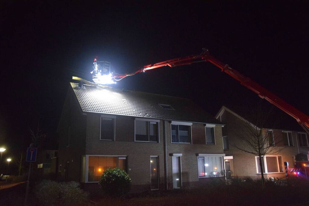 Nok waait van dak van woning