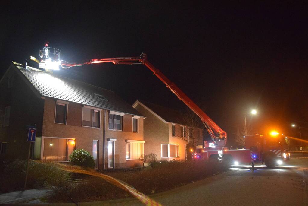 Nok waait van dak van woning