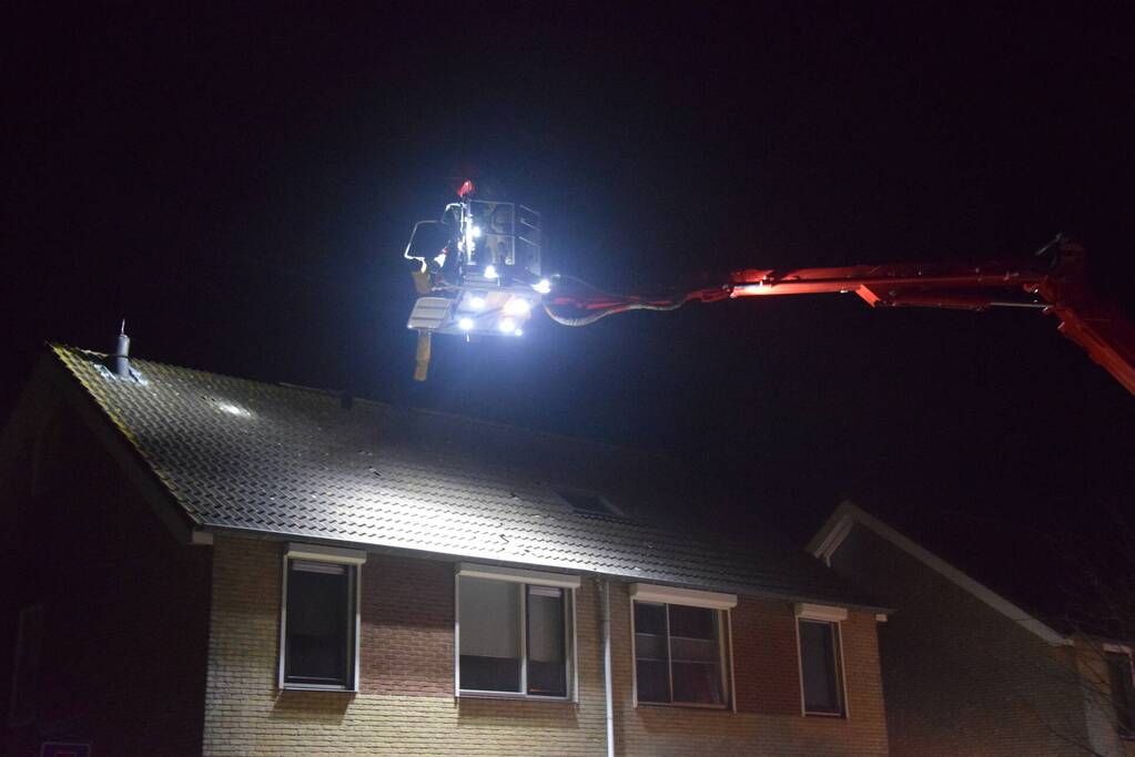 Nok waait van dak van woning