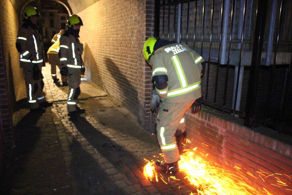 Brandweer blust brand in hoop afval