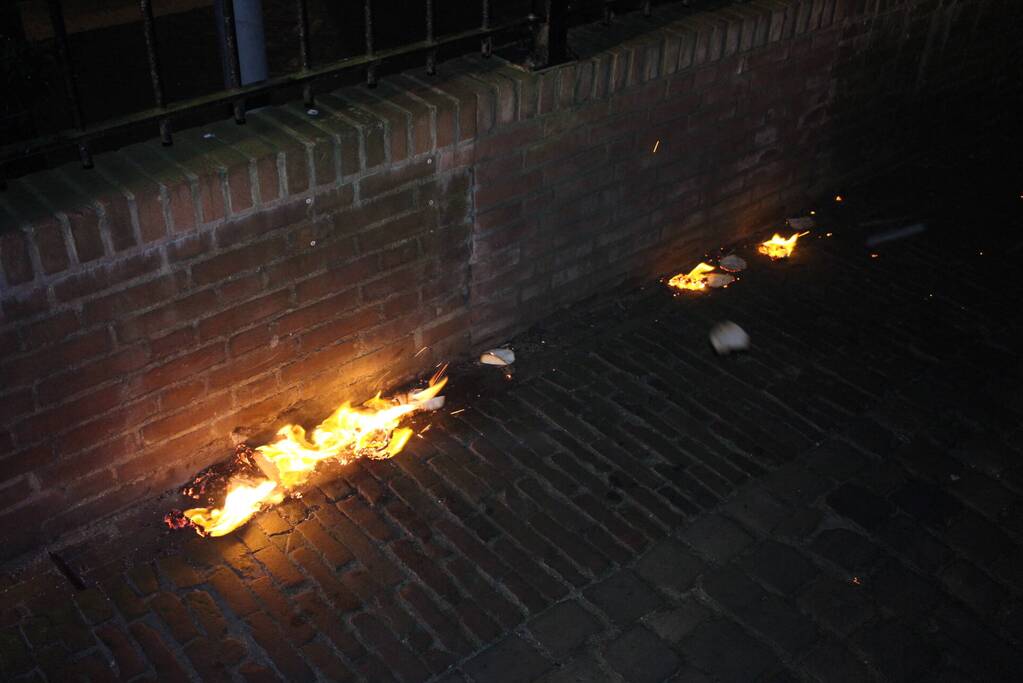 Brandweer blust brand in hoop afval