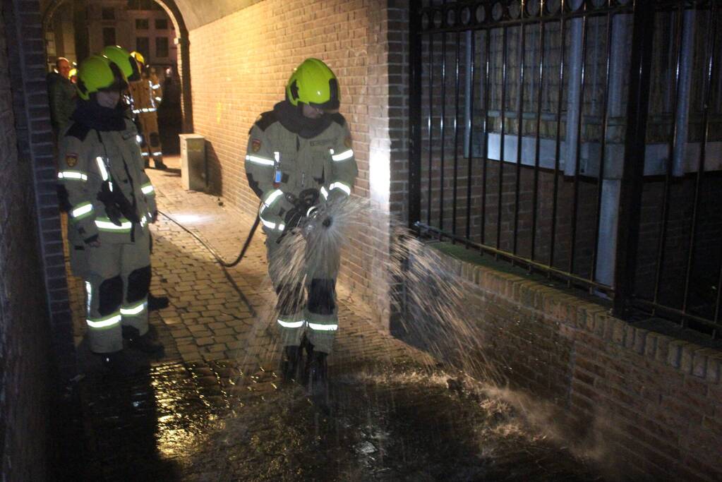 Brandweer blust brand in hoop afval