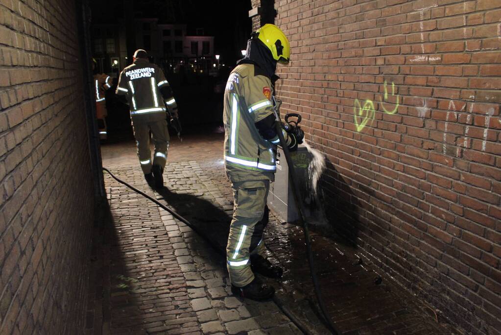 Brandweer blust brand in hoop afval