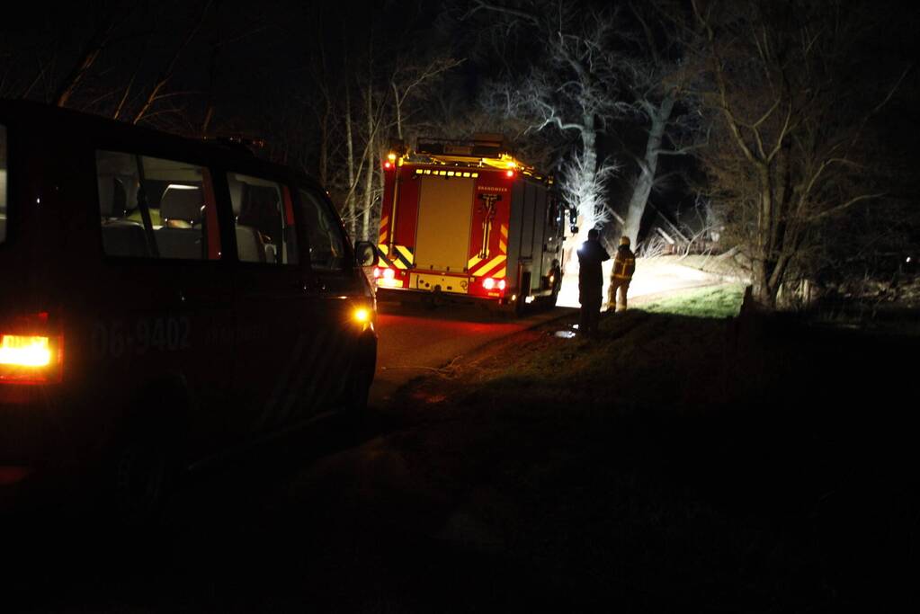Brandweer zaagt grote boom in stukken