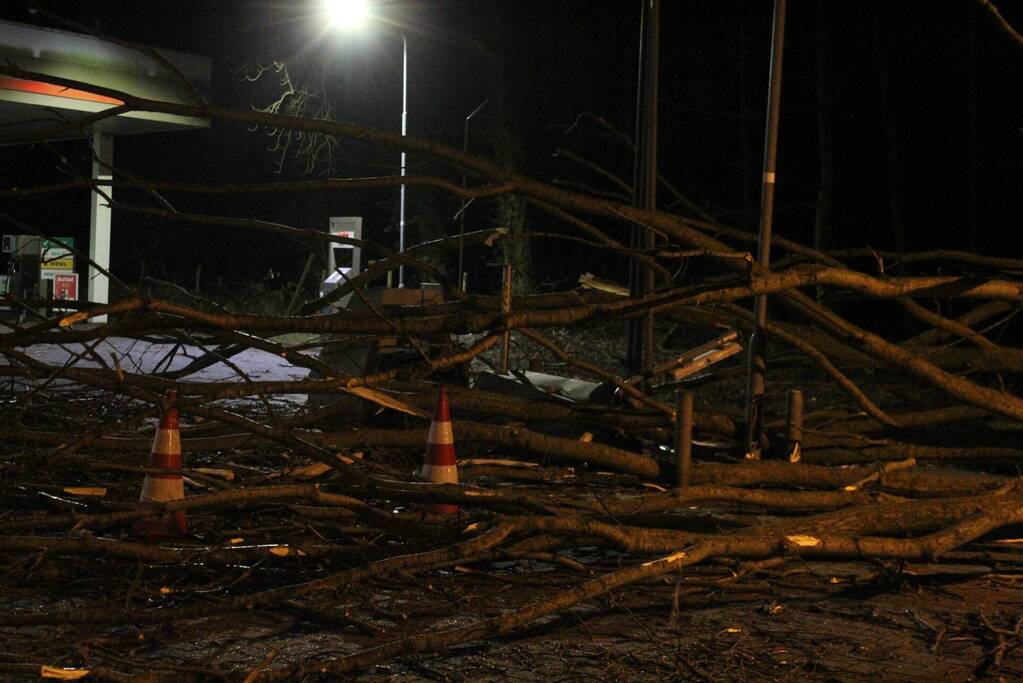 Boom blokkeert tankstation