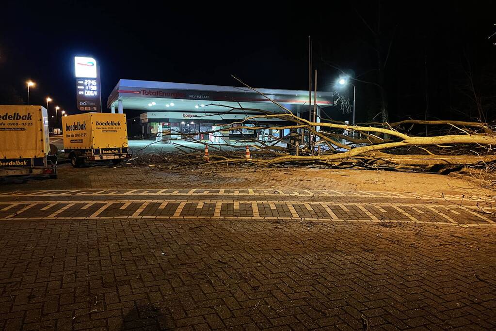 Boom blokkeert tankstation