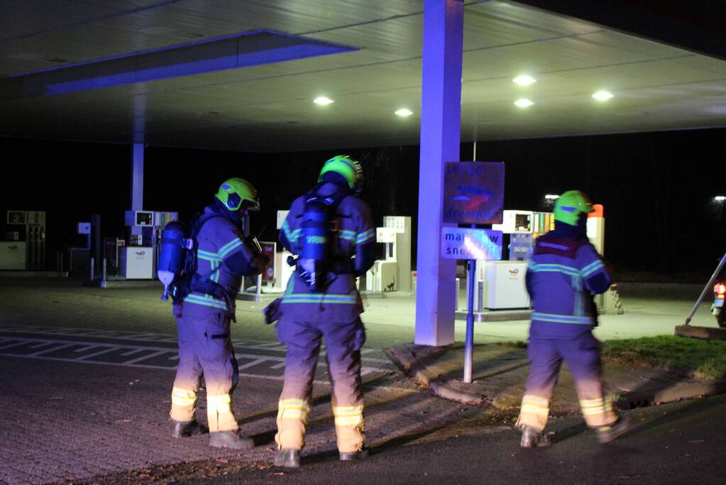 Boom blokkeert tankstation