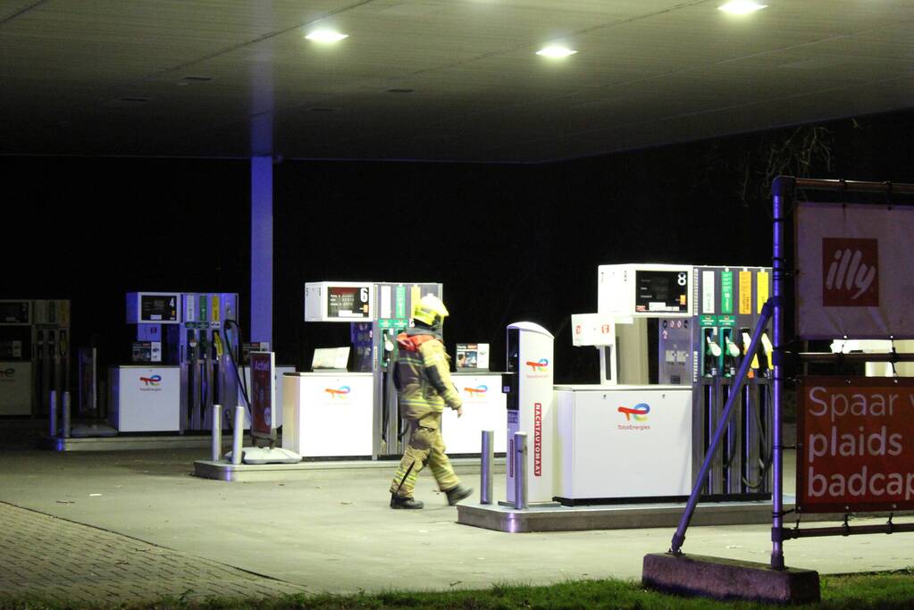 Boom blokkeert tankstation