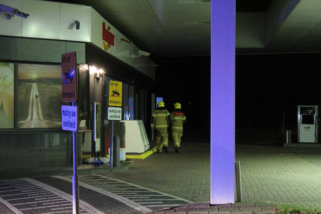Boom blokkeert tankstation