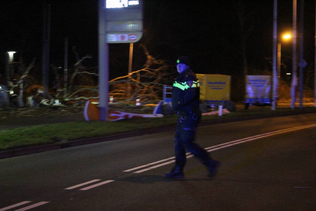 Boom blokkeert tankstation