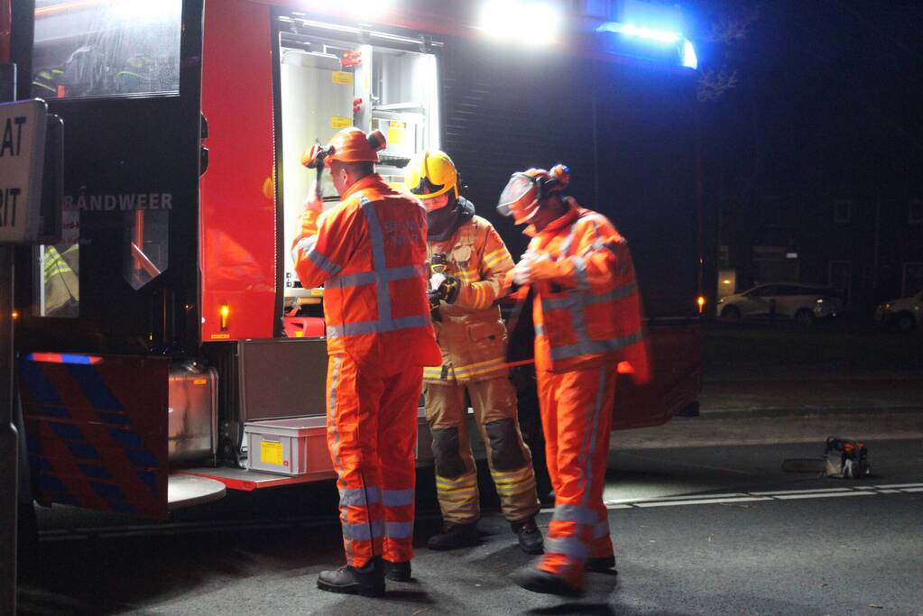 Boom blokkeert tankstation