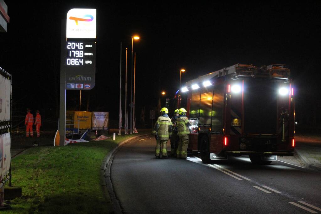 Boom blokkeert tankstation