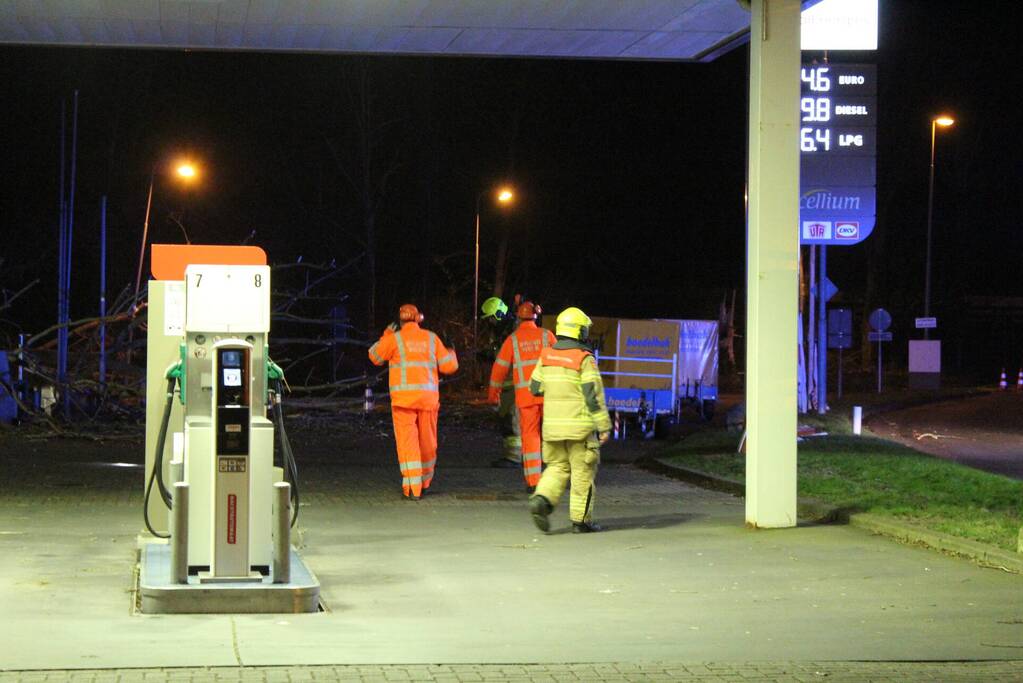 Boom blokkeert tankstation
