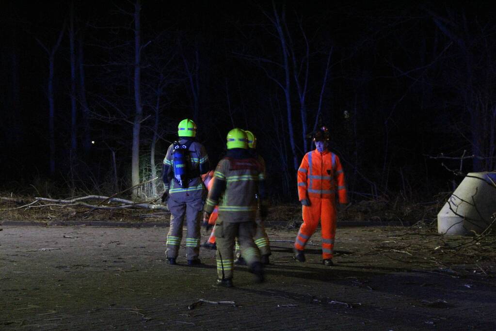 Boom blokkeert tankstation