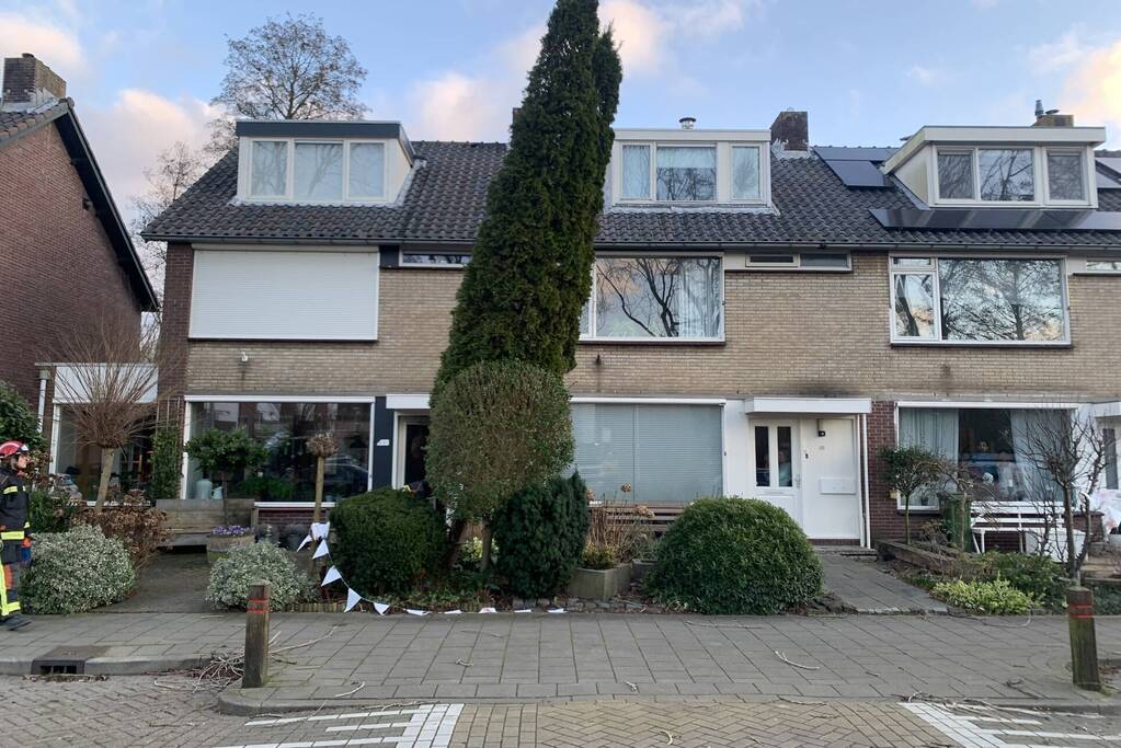 Brandweer zaagt boom om