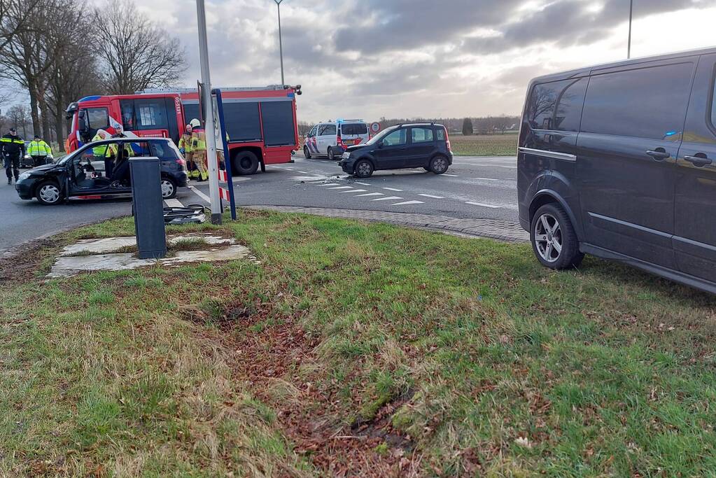 Botsing tussen twee voertuigen op kruising