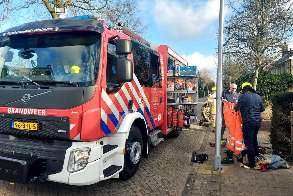 Omgewaaide boom verspert doorgang