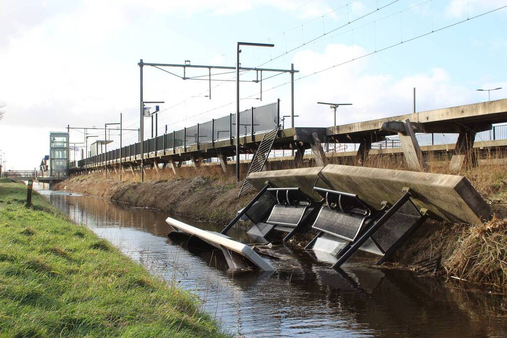 Treinperron deels ingestort