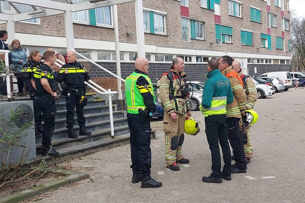 Brandweer blust forse brand in woning