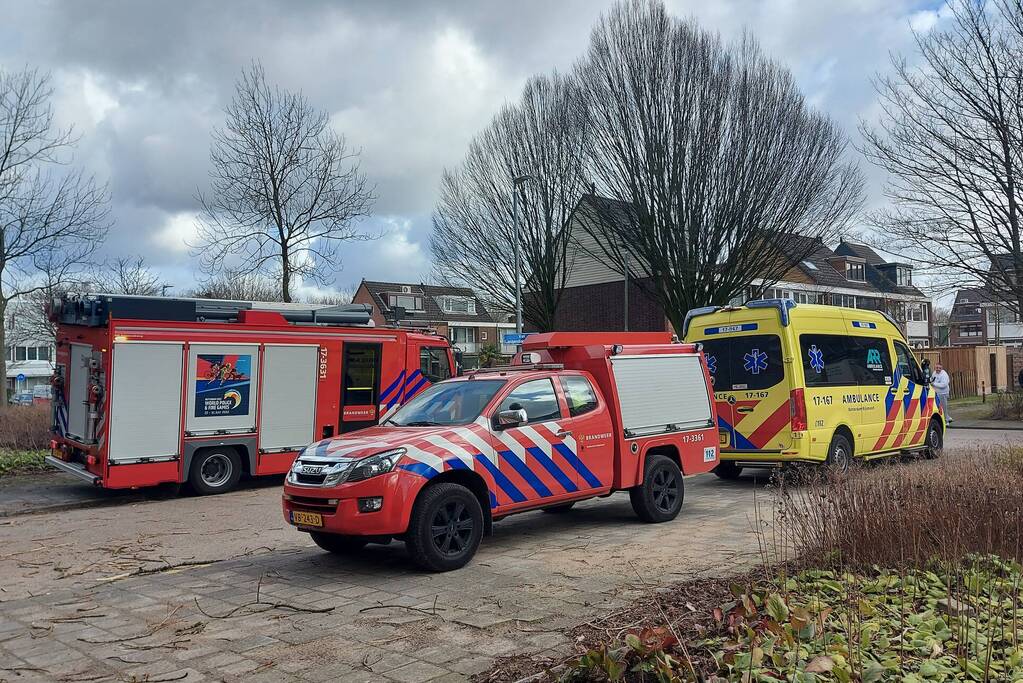 Brandweer blust forse brand in woning