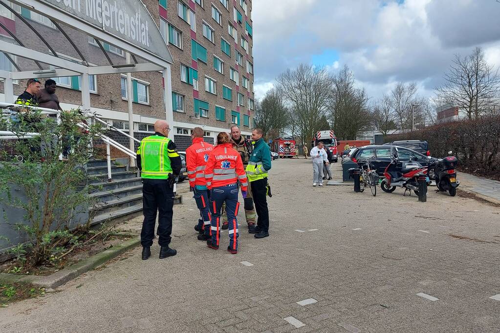 Brandweer blust forse brand in woning