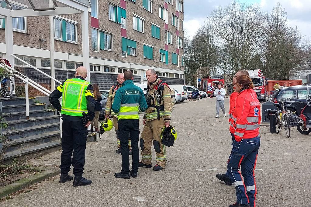 Brandweer blust forse brand in woning