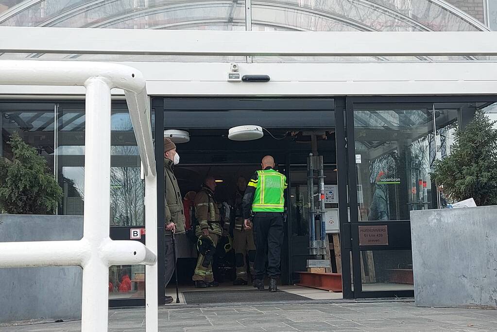 Brandweer blust forse brand in woning