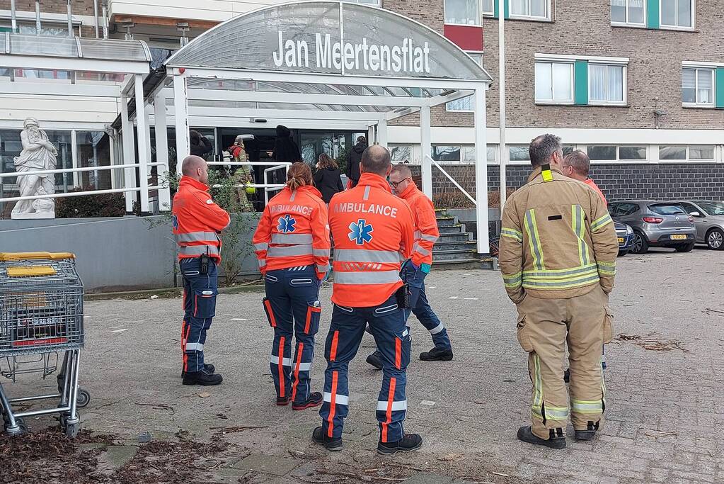 Brandweer blust forse brand in woning