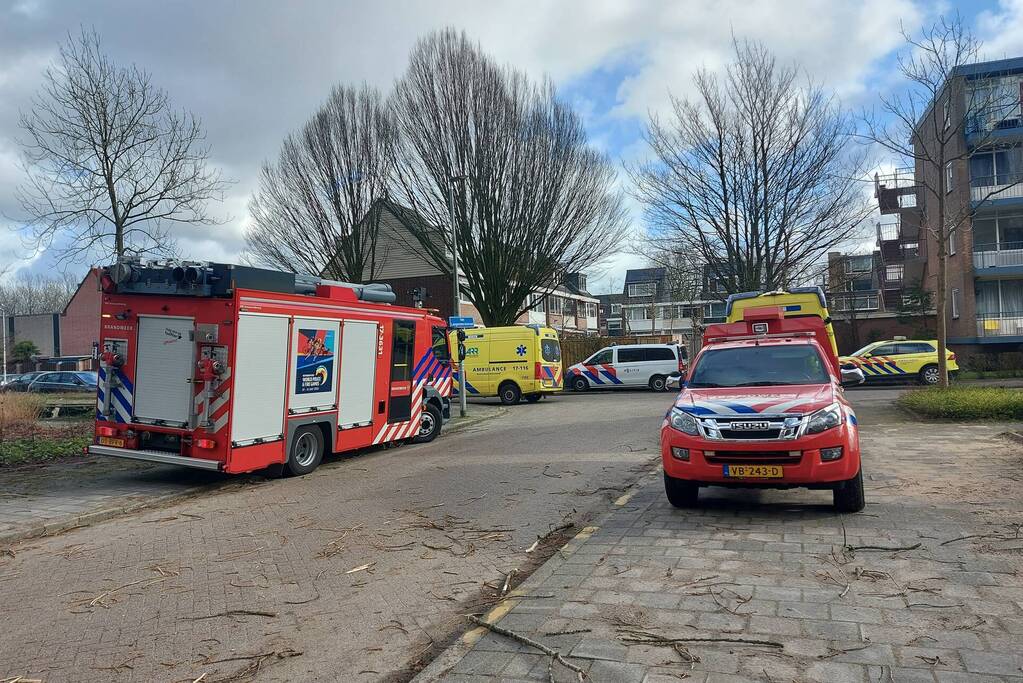 Brandweer blust forse brand in woning
