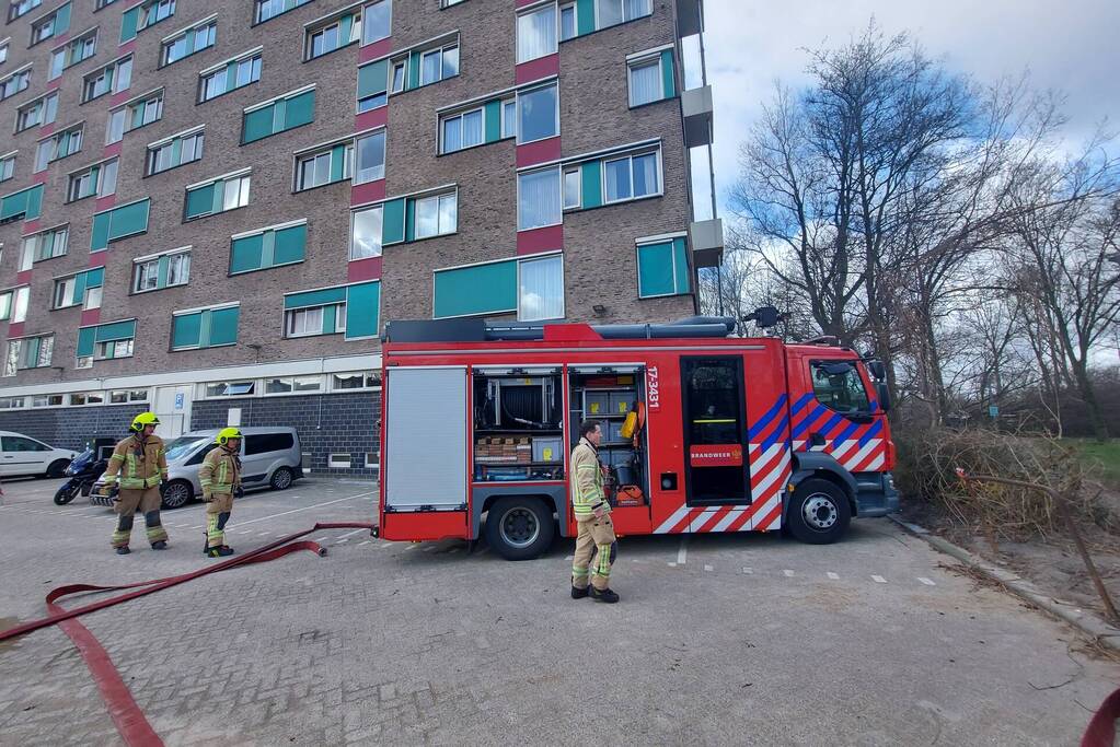 Brandweer blust forse brand in woning