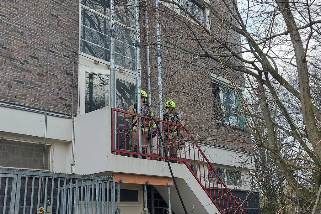 Brandweer blust forse brand in woning